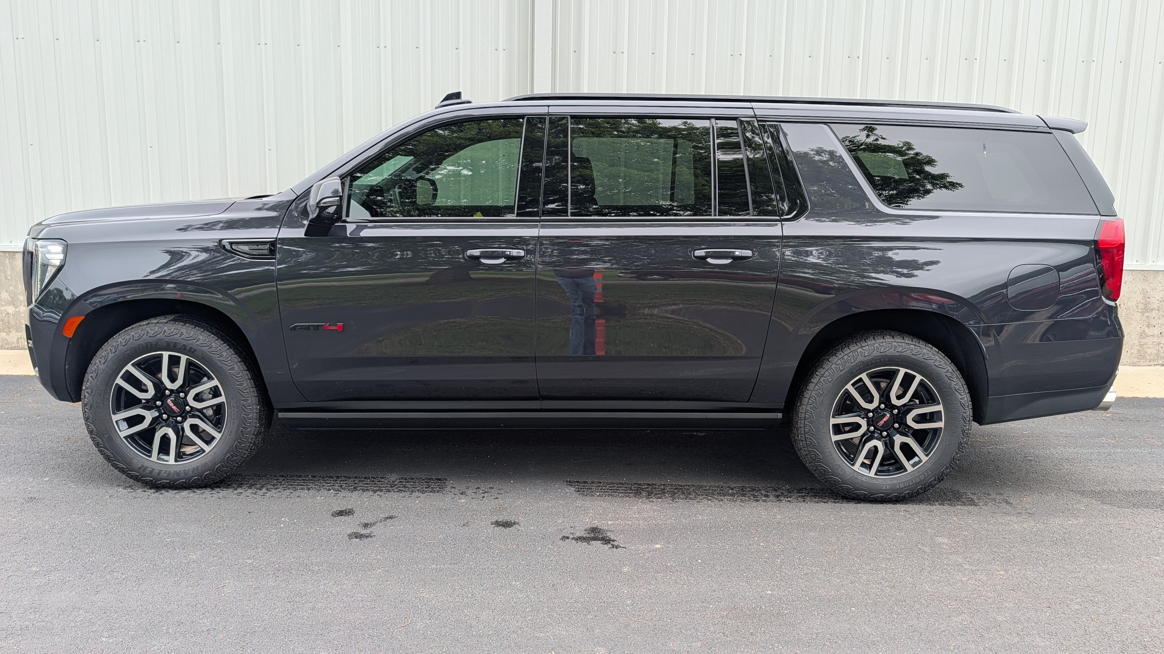 2023 GMC Yukon 4WD AT4's photo